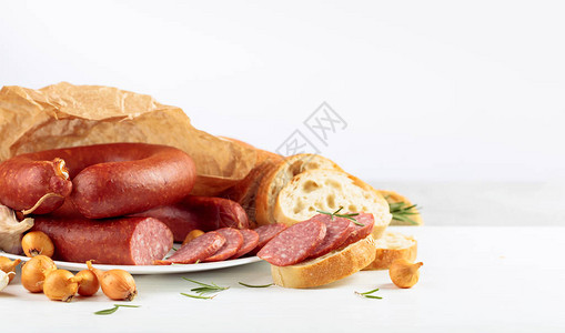 香肠三明治白木桌香肠和面包迷迭香图片