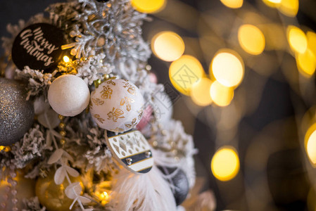圣诞背景明信片白色粉色和金色的圣诞装饰品模糊的背景与圣图片