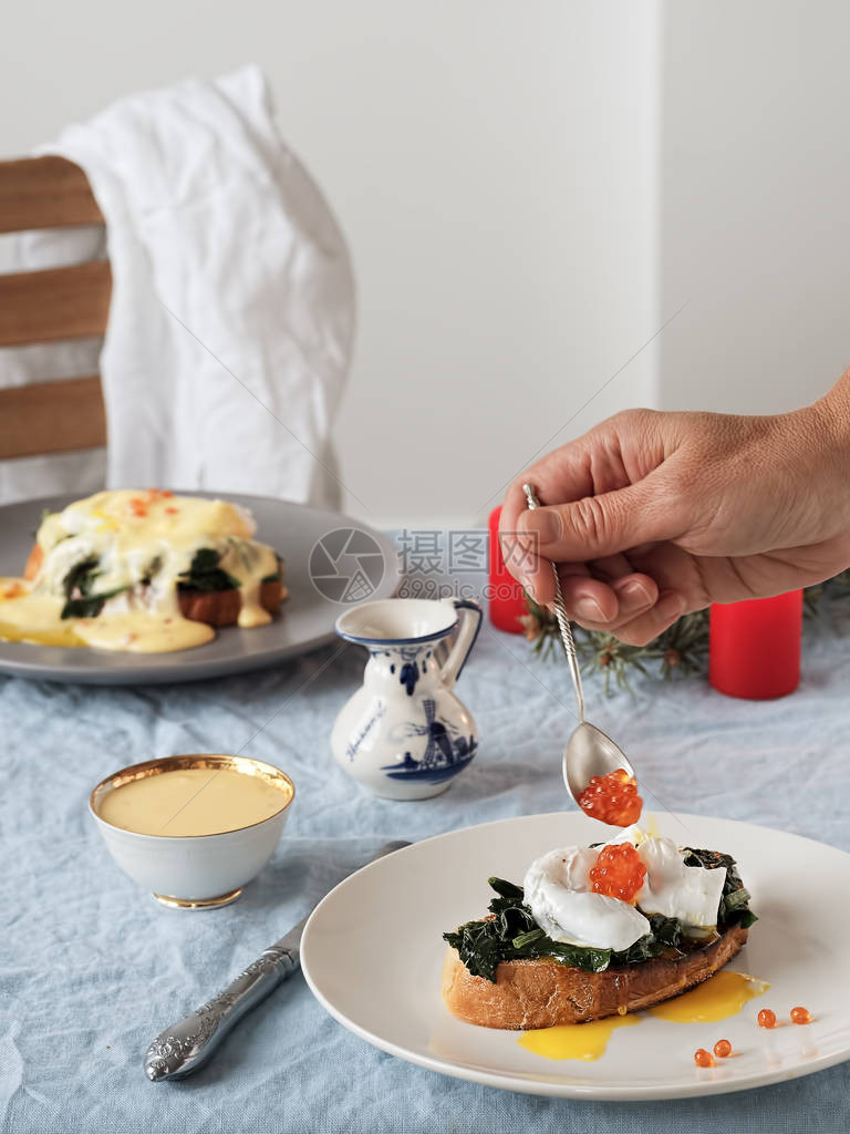 班尼迪克蛋配荷兰蛋黄油酱和红鱼子酱特写美味的早餐配荷包图片