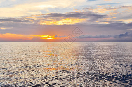 越南庆和省水平海面上的日出与五颜六色的戏剧天空云图片