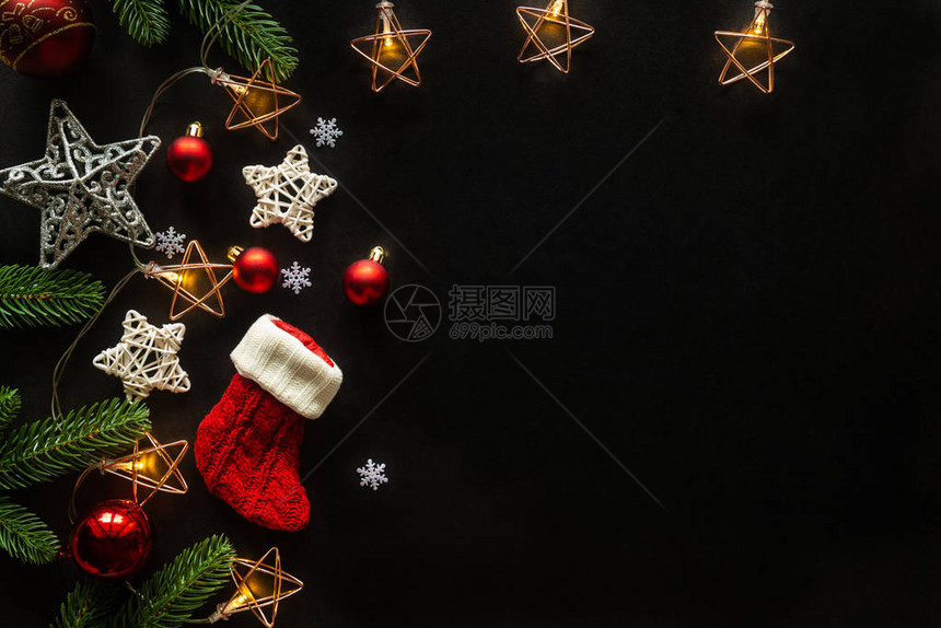 节日圣诞贺卡与节日装饰球星雪花礼品盒松果在黑色上从平躺顶视图文本圣诞快乐和新图片