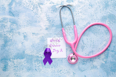 日听诊器和彩色背景的紫丝带World图片