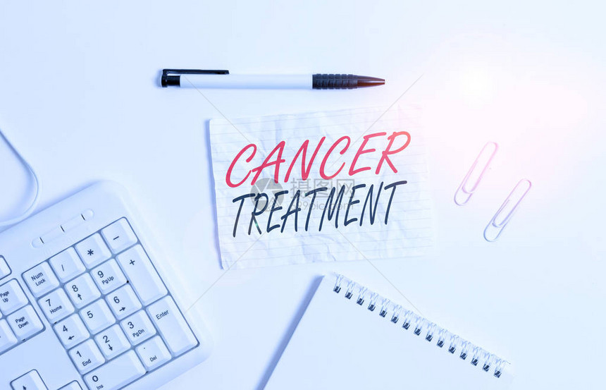 显示癌症治疗的文字符号商业照片展示了对癌症患者的医疗护理分析白色pc键盘图片