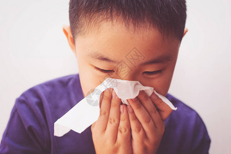 亚洲男孩感冒感冒和疾病图片