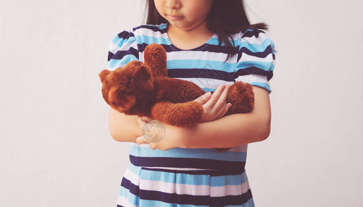 拥抱泰迪熊的亚洲女孩图片