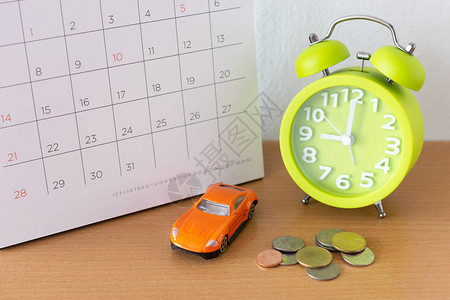 桌子上的日历和汽车购买或出售汽车或支付租金或贷款图片