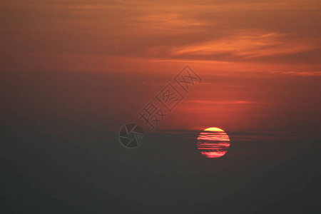 黑暗的日落背影红橙色晚云和天空在地平线海背景图片