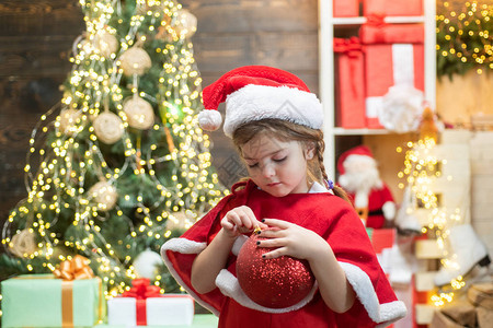 圣诞节孩子用摆设装饰圣诞树圣诞礼服的小女孩用小玩图片