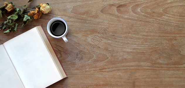 开放笔记本咖啡杯和木制桌上复制空间的舒适工作场所图片