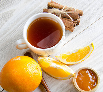 一杯配橘子果酱的茶图片