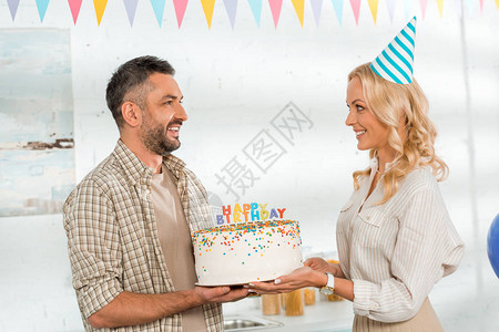 给丈夫送生日蛋糕生日蜡烛和快图片