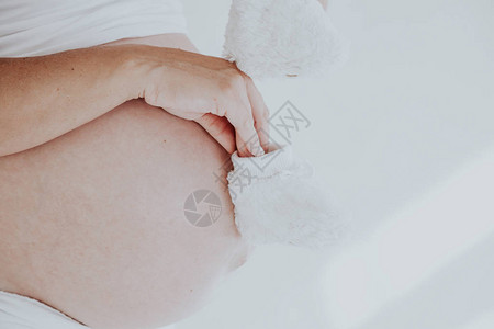 孕妇的肚子和婴儿的袜子图片