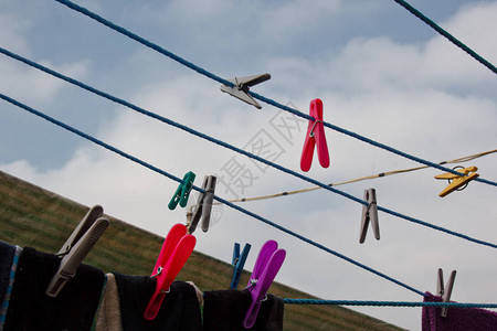 晾衣绳挂在晾衣绳上洗衣当天在户外用干净的床单和衣服绳索以绿色自然图片