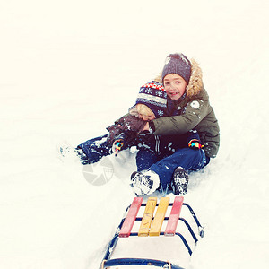 可爱的兄弟在户外玩雪快乐的家庭在寒假一起玩得开心快乐图片