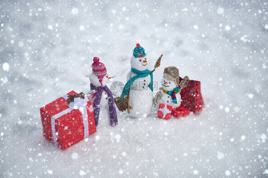 在室外的雪地里的手工雪人问候雪人冬天雪人家庭母亲雪人父亲雪人和孩子图片