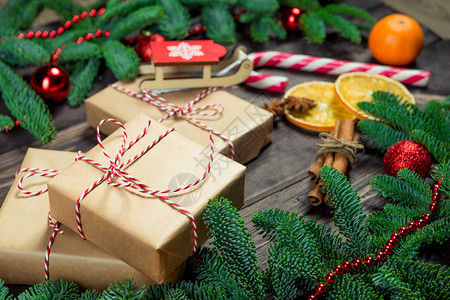 圣诞礼物背面包装肉桂和绿色图片