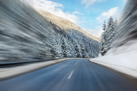 冬季阿尔卑斯山公路曲线风景图片