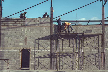 建筑工人在建造场所工作图片