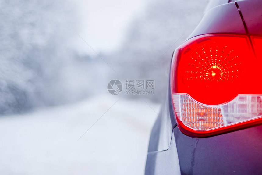 冬天的汽车在城外的大自然中图路上的雪冬天的路白树黑车路图片