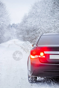 冬天的汽车在城外的大自然中雪景图路上的雪冬天的路白树黑车路图片