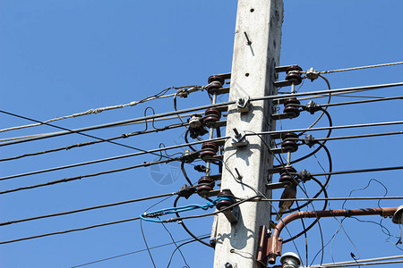 电线缆和电线杆上的电线混乱图片
