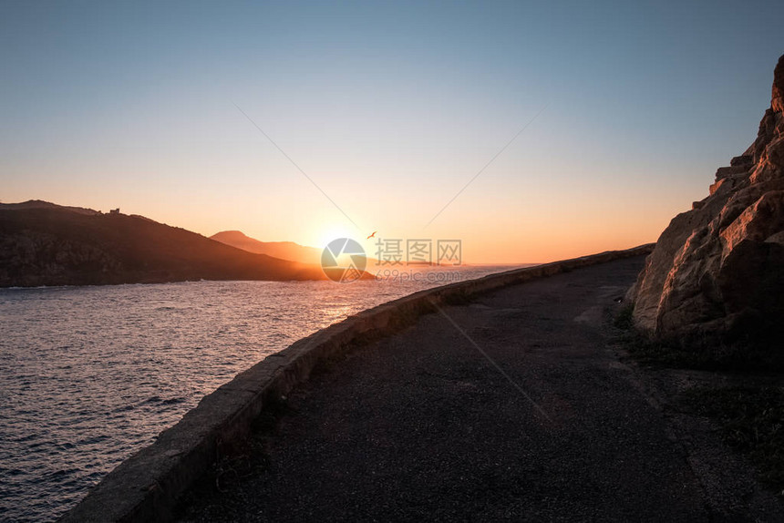 日落在IleRousse附近Corsica海岸上空图片