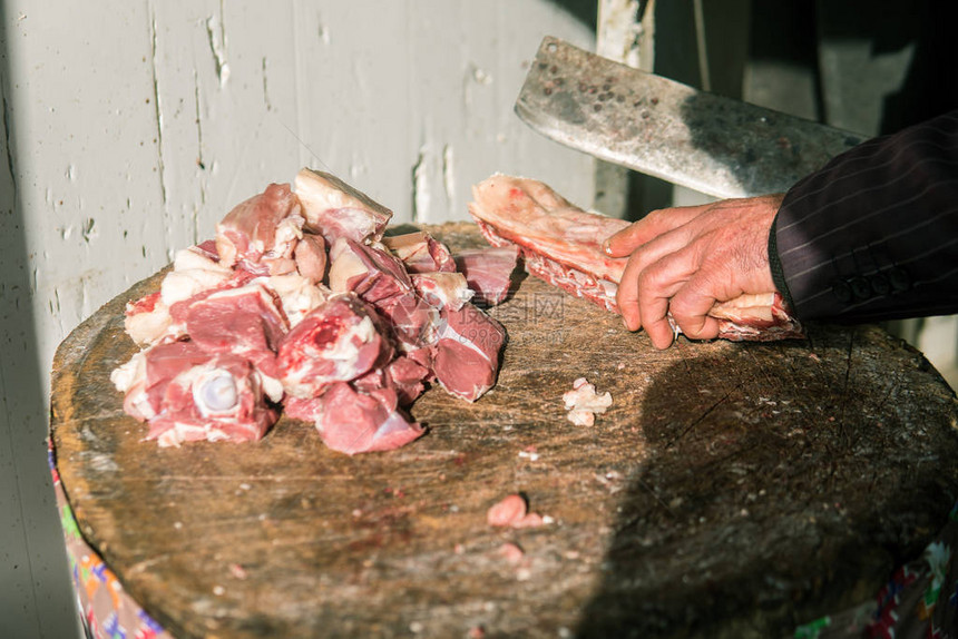 老式或旧市场的肉类或肉店木桩上的新鲜图片