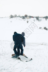 两个朋友在一个美丽的冬日玩得开心图片