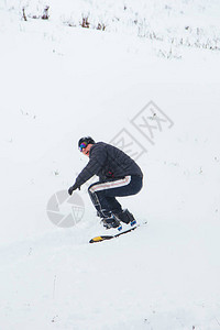 带着雪板快乐的年轻人在雪山享受阳光明媚的天气图片