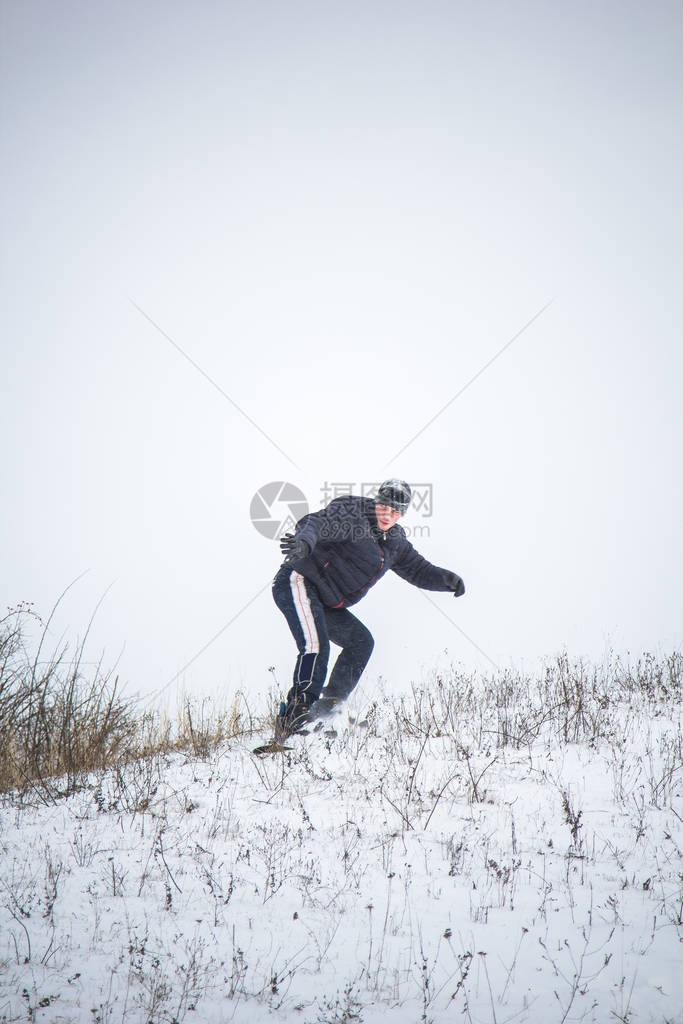 带着雪板快乐的年轻人在雪山享受阳光明媚的天气图片