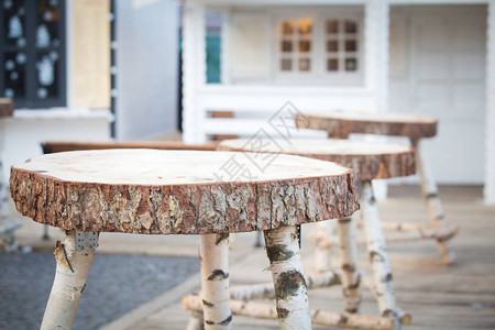 用树干制成的质朴桌椅图片