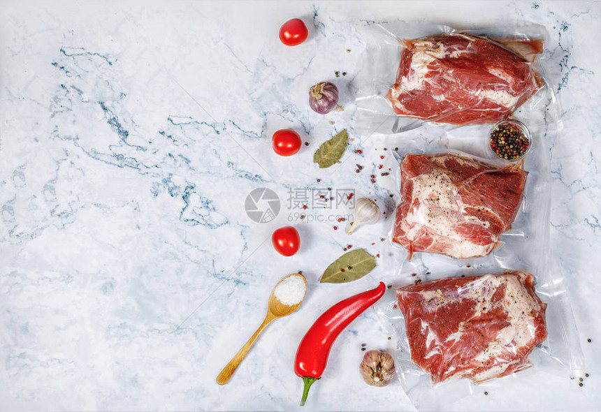 真空低温烹调法的概念肉是在浅色背景上真空包图片