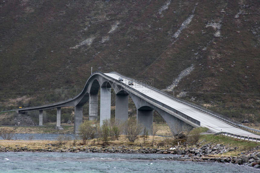 挪威北部的大型高斜拉桥图片