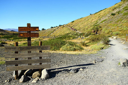 智利百内公园远足小径起点处的信息和方向板图片
