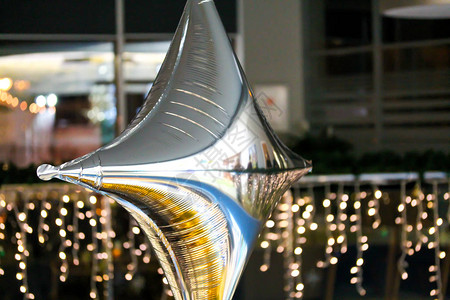 新年圣诞节或婚礼庆典Garland灯光在幕后闪耀着图片