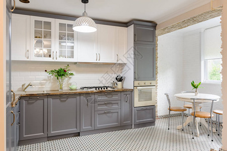 现代豪华灰色和白色木制厨房的内部背景图片