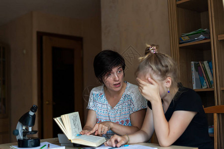 女孩在学习时对母亲施暴高清图片