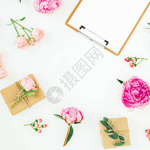 粉红色牡丹玫瑰金丝桃和桉树的组成图片
