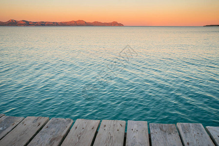 海边的暑假清晨日出的背图片