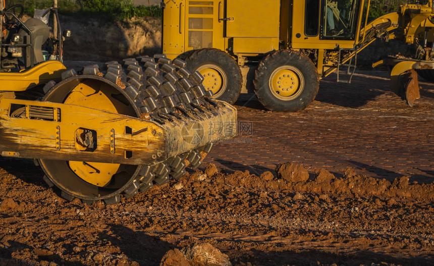带有振动垫脚鼓的土壤压实机在高速公路施工现场工作的重型机械土壤压实车辆道路施工设备铺图片