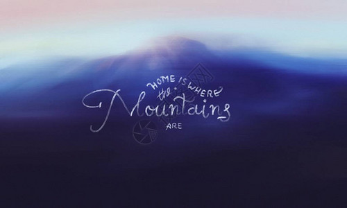 迷雾和山蓝色黄昏地貌模糊山峰背景的标志或徽标图片