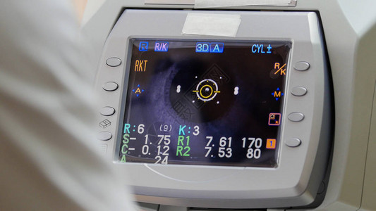 眼科治疗一种特殊的验光设备屏幕上的视力分图片