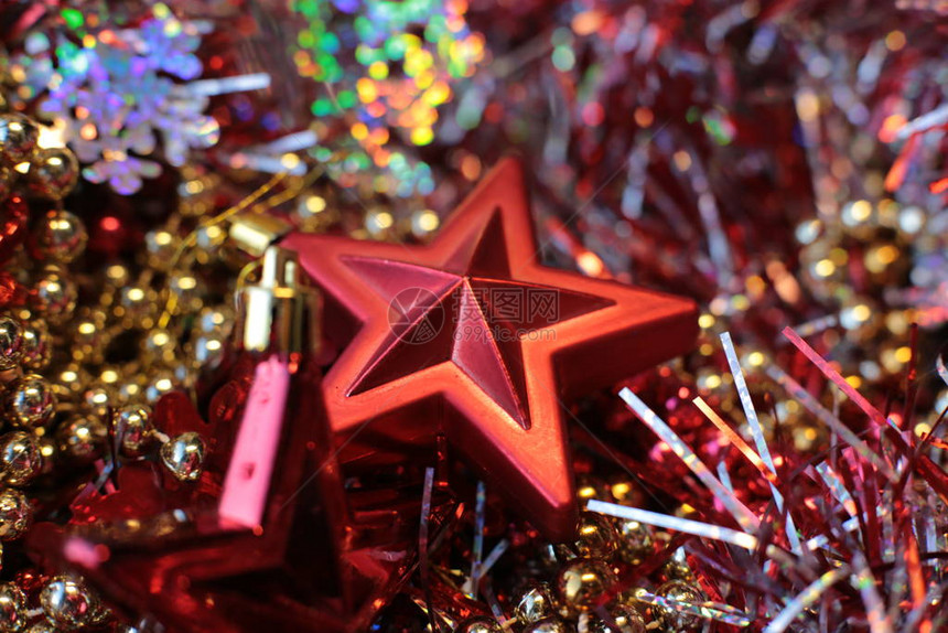 闪亮的圣诞闪亮玩具和亮珠装饰新年图片