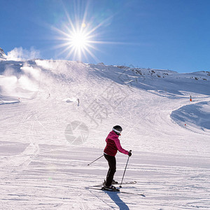 在奥地利迈尔霍芬的蒂罗尔州的Hintertux冰川上滑雪的女子滑雪者图片