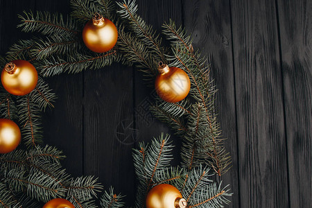 圣诞或新年玩具装饰金球和毛皮树枝图片