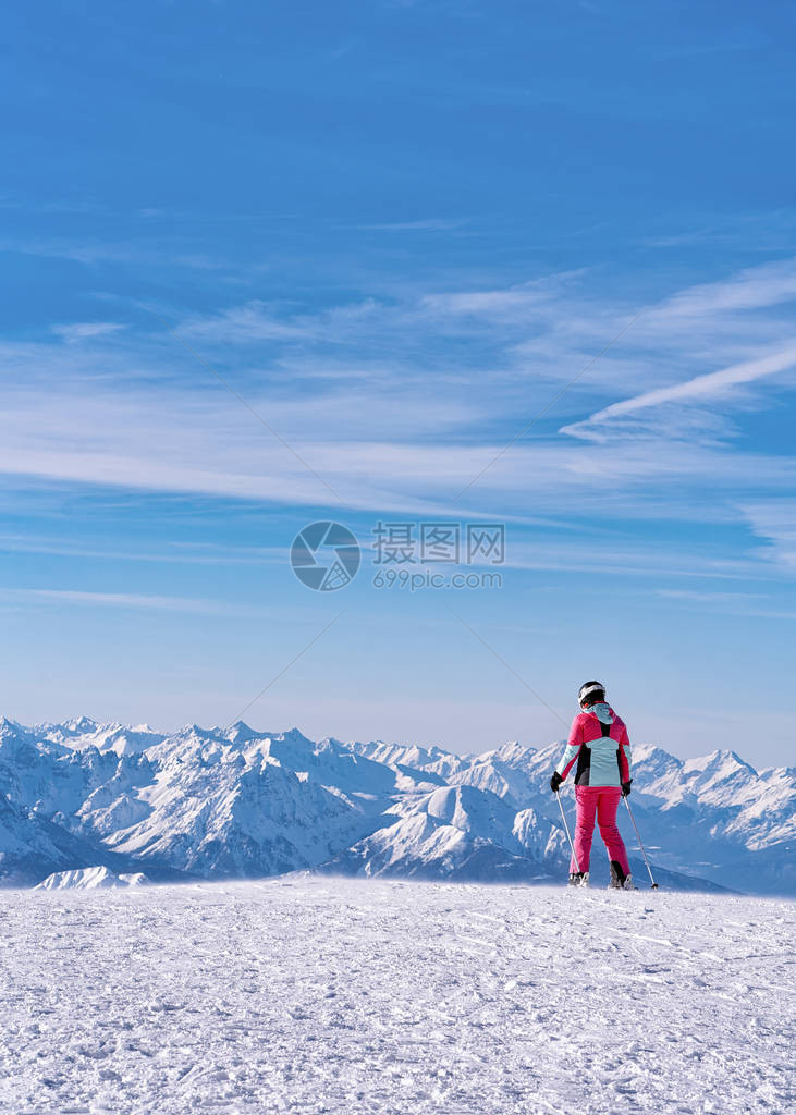 在奥地利迈尔霍芬的蒂罗尔州的Hintertux冰川滑雪的女子滑雪者图片