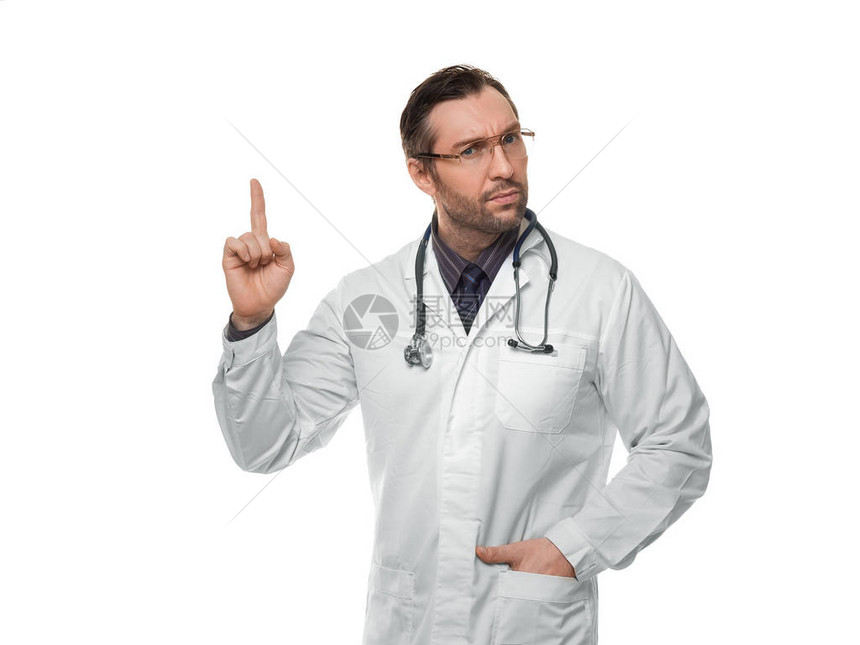 男医生的照片与听诊器和保持手指在注意标志图片