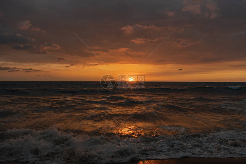 海洋中的日落全景只有天空云彩海滩和水美图片