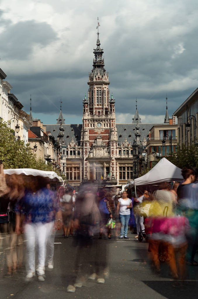 比利时布鲁塞尔沙贝克市政厅街头市场图片