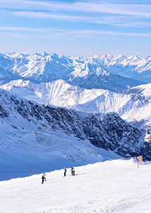男子滑雪者在奥地利迈尔霍芬蒂罗尔的Hintertux冰川滑雪图片